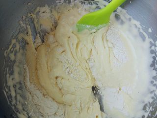 4、皮诺曹棒棒糖蛋糕,筛入低筋粉翻拌至无干粉即可。