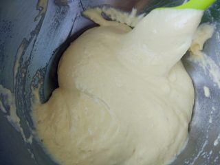 5、皮诺曹棒棒糖蛋糕,倒入玉米油，拌匀后装入剪口裱花袋中。