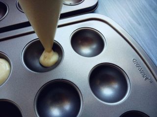 6、皮诺曹棒棒糖蛋糕,挤在模具中，七八分满即可。