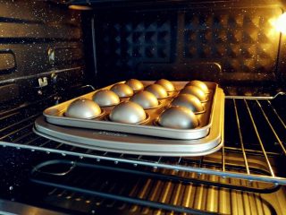 7、皮诺曹棒棒糖蛋糕,两面都挤好后，将有孔洞的那连模具迅速倒扣在另一个上面。放入预热好的烤箱中层，上下火160度烤15分钟左右。具体时间根据实际炉温酌情增减