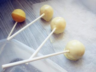 9、皮诺曹棒棒糖蛋糕,白巧克力倒入窄口深杯中，微波炉加热十几秒，待化成液体后，用扎好纸棒的蛋糕放入滚一下，均匀沾满巧克力后，放在油纸上凝固。