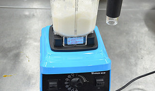 3、清汤鱼芙蓉,然后放入搅拌机加水搅拌成鱼茸【鱼肉和水的比例为1:1】，姜片和放入一同搅拌