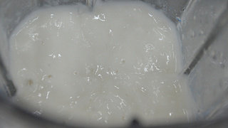 4、清汤鱼芙蓉,最好用马力大的搅拌机来搅拌拌鱼茸，这样打出的鱼茸会非常的细腻，小刺也会被搅碎