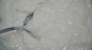 5、清汤鱼芙蓉,鱼茸中加入盐，味精搅拌上劲后再加入蛋清搅拌融合