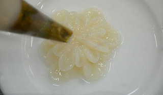 7、清汤鱼芙蓉,挤好第一层花瓣，然后再挤一层