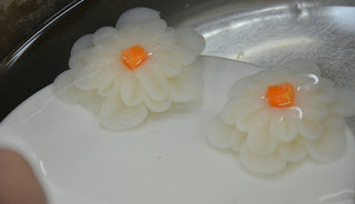 10、清汤鱼芙蓉,把做好的芙蓉花轻轻滑入水中