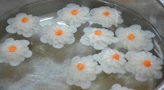 11、清汤鱼芙蓉,用文火慢慢汆熟