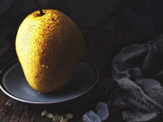 7、清热养颜的 皂角米银耳雪梨汤,梨洗净