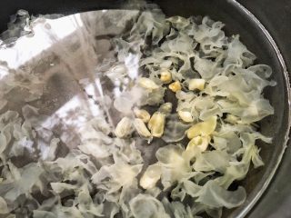 12、清热养颜的 皂角米银耳雪梨汤,放入皂角米