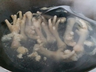 5、卤鸡爪,水开后两分钟关火，用夹子夹起