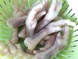6、卤鸡爪,冲干净鸡爪表面的浮沫，再沥干