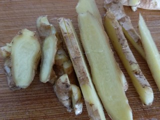 7、卤鸡爪,生姜洗干净切片