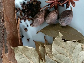 8、卤鸡爪,调料都准备好，洗干净备用