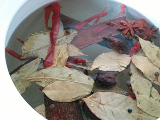 9、卤鸡爪,调料和水一起煮