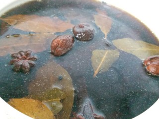 11、卤鸡爪,再下鸡爪进去卤