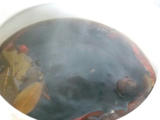 10、卤鸡爪,煮开后加老抽