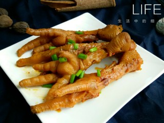 14、卤鸡爪,出炉喽，撒上葱花。太美味了，一口气啃了四个