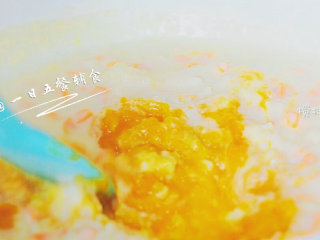 4、南瓜蔬菜浓汤 宝宝辅食，胡萝卜+奶粉+芦笋,煮1分钟，加入南瓜泥，搅拌均匀。