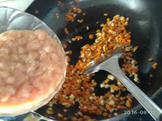 6、苦瓜的两种吃法,放入鸡肉丁。继续翻炒