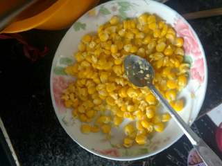 8、苦瓜的两种吃法,煮好的甜玉米，用调羹刮下来切碎。与之前的混合一起剁一下。