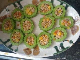 9、苦瓜的两种吃法,苦瓜摆盘，用小勺填馅，压一下。