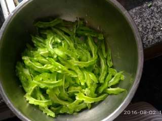 11、苦瓜的两种吃法,苦瓜尽量切丝。备用。我吃是从来不过水的。