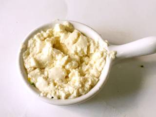 3、 鳕鱼蔬菜米饼,豆腐焯水后压碎。