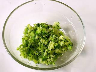 4、 鳕鱼蔬菜米饼,西兰花切碎。