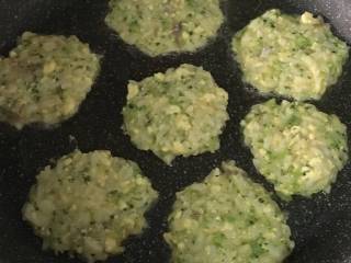 9、 鳕鱼蔬菜米饼,热锅刷油，开小火，用勺子舀一勺米饭糊放到锅里，然后用勺子轻轻压平。定型后，翻面，煎至金黄色就可以了。