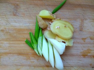 2、红烧丸子,炝锅的葱姜切片