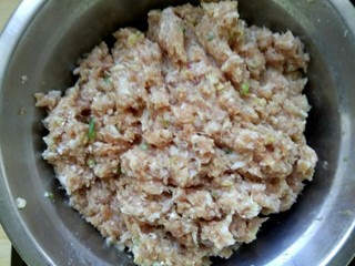 4、红烧丸子,朝一个方向搅拌均匀