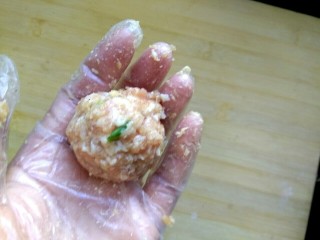 5、红烧丸子,把肉馅团成丸子