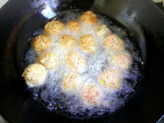 7、红烧丸子,锅中放入适量植物油，七成热，下入丸子