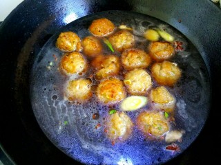 13、红烧丸子,放入丸子，大火烧开