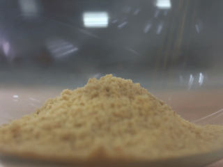 2、烤蓝莓重芝士蛋糕,消化饼干用料理机打成粉末，没有料理机的朋友可以参考草莓慕斯中饼干底的做法，用保鲜袋和擀面杖把饼干擀成粉末