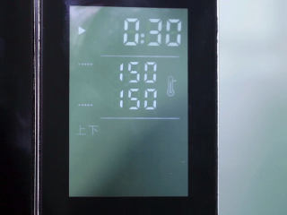 7、烤蓝莓重芝士蛋糕,接下来我们要先把烤箱上下火150度预热，预热时间最少10分钟