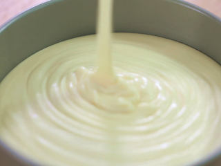 12、烤蓝莓重芝士蛋糕,重芝士蛋糕糊就做好喽，我们要把刚才装有饼干底的模具拿出来，然后把芝士糊倒进去，如果发现表面有大泡泡的，可以用牙签戳掉