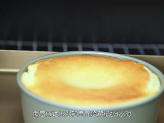 14、烤蓝莓重芝士蛋糕,蛋糕烤好之后我们要室温放凉，然后放入冰箱最少冷藏一个小时之后才可以拿出来脱模，否则现在它是很软很嫩的，无法脱模