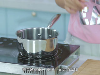 15、烤蓝莓重芝士蛋糕,接下来我们来做蓝莓果酱，做果酱首先要准备一个厚底的奶锅，否则果酱糖含量高，容易煮焦，双面打嘴的最好，这样方便左右手都可以操作