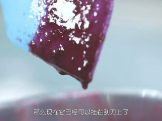 18、烤蓝莓重芝士蛋糕,这个分量的果酱小火大概煮5分钟左右就会变浓稠了，不过每家炉具的火大小不一，大家还要学会看状态，直到蓝莓果酱可以挂在刮刀上就表示蓝莓果酱做好了