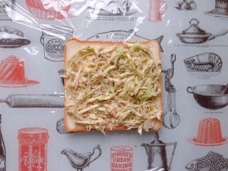 15、日式鸡胸肉蛋三明治,放上拌好的卷心菜沙拉