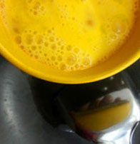 3、别恨自己的胃太小，这样做酱油炒饭让您一次爱个够 ,炒锅置新油，将鸡蛋打散放进烧热的油中翻炒。