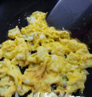 4、别恨自己的胃太小，这样做酱油炒饭让您一次爱个够 ,翻炒至鸡蛋断生凝固