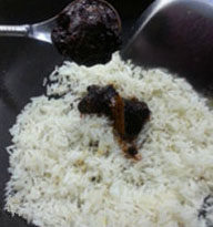 6、别恨自己的胃太小，这样做酱油炒饭让您一次爱个够 ,炒好的米饭中放进适量的生抽，再加进适量的老卤水。