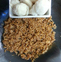 7、别恨自己的胃太小，这样做酱油炒饭让您一次爱个够 ,鱼圆子洗净对半切开，放入米饭中。