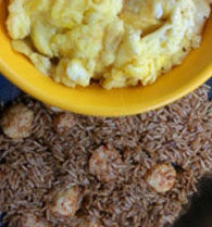 8、别恨自己的胃太小，这样做酱油炒饭让您一次爱个够 ,加进已经炒好的鸡蛋。