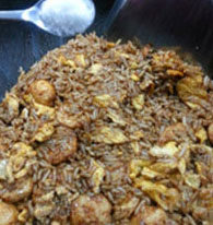 11、别恨自己的胃太小，这样做酱油炒饭让您一次爱个够 ,放入适量的精盐。