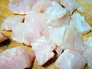 1、多彩龙利鱼丁,龙利鱼解冻切丁