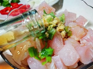 3、多彩龙利鱼丁,倒入料酒