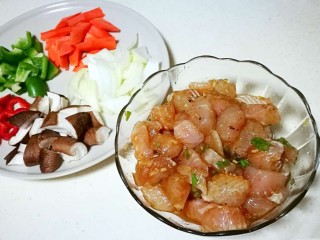 6、多彩龙利鱼丁,配菜都切成丁待用 所需食材备齐